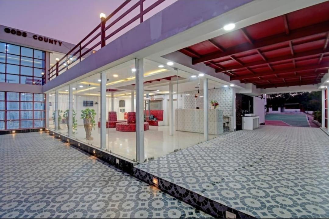 Gods County. Resort & Banquets Tarapith Eksteriør billede